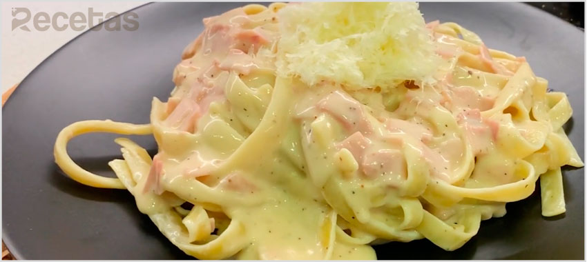 Fettuccini a lo Alfredo con jamón